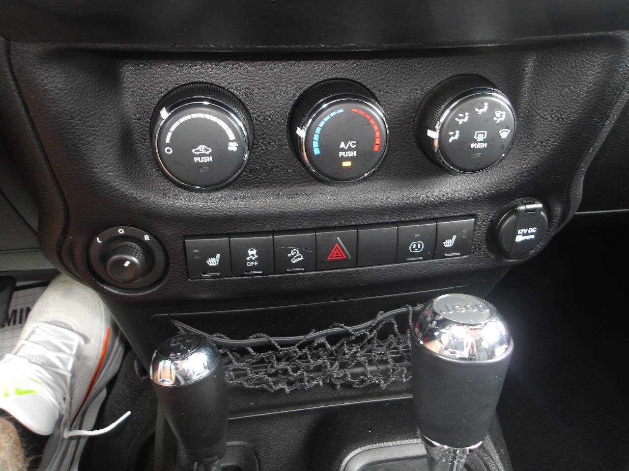 Used 2015 Jeep Wrangler Unlimited Sahara w/ Connectivity Group AWD/4WD image 15