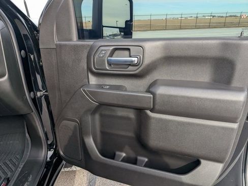 Used 2024 Chevrolet Silverado 2500 Custom w/ Custom Value Package image 5