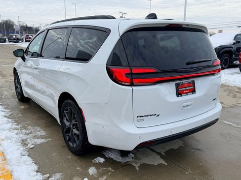 Used 2024 Chrysler Pacifica Touring-L w/ Uconnect Theater Family Group image 6