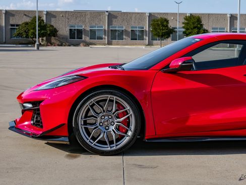 Used 2024 Chevrolet Corvette Z06 w/ Z07 Performance Package RWD image 9