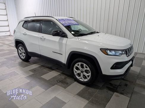 Used 2025 Jeep Compass Latitude AWD/4WD image 5