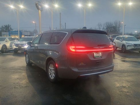Used 2025 Chrysler Pacifica Select image 6