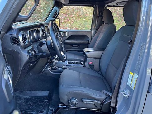 Used 2018 Jeep Wrangler Unlimited Sahara image 9