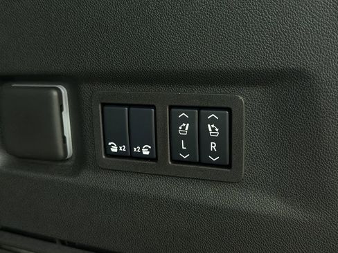 Used 2025 Chevrolet Suburban High Country image 15