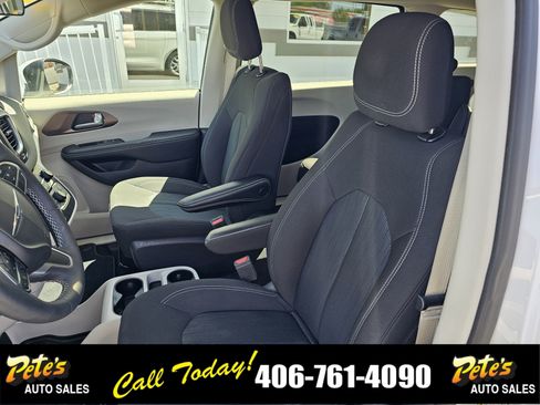 Used 2022 Chrysler Voyager LX image 22