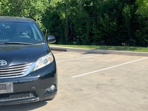 Used 2015 Toyota Sienna XLE w/ XLE Navigation Package FWD image 3