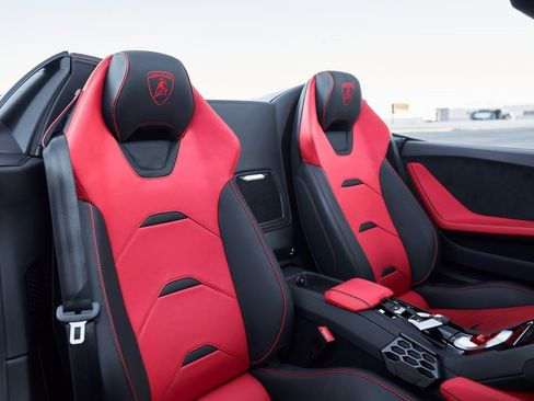 Used 2024 Lamborghini Huracan EVO image 38