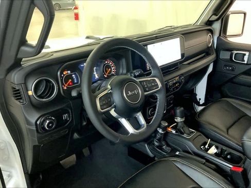Used 2025 Jeep Wrangler Unlimited Sahara w/ Safety Group AWD/4WD image 17