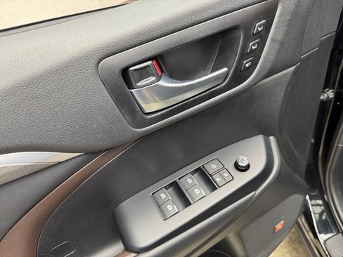 Used 2019 Toyota Highlander AWD V6 image 11