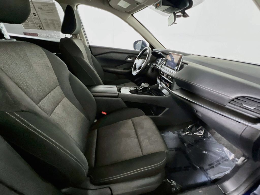 Used 2025 Nissan Rogue SV FWD image 28