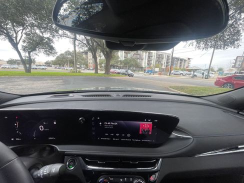 Used 2025 Buick Envista Sport Touring image 27