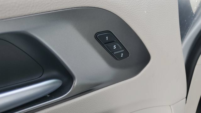 Used 2024 Chrysler Pacifica Touring-L FWD image 6