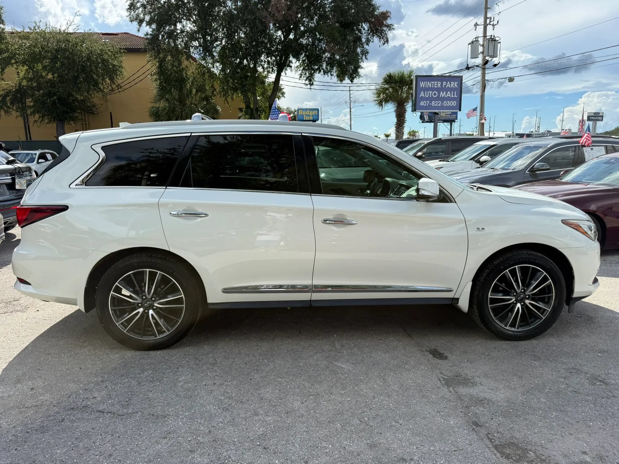 Used 2020 INFINITI QX60 Luxe w/ Sensory Package FWD image 4