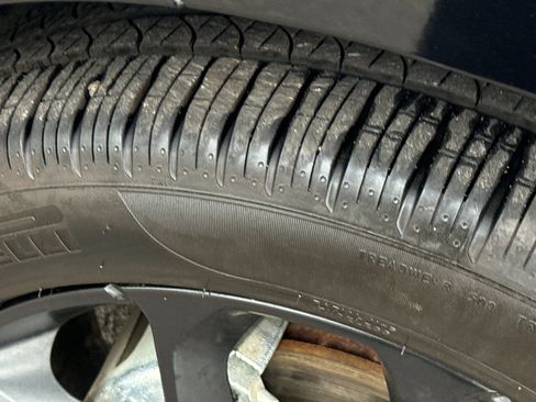 Used 2024 Chrysler Pacifica Touring-L w/ Uconnect Theater Family Group image 10