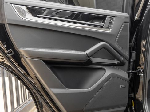 New 2025 Porsche Cayenne Turbo AWD/4WD image 33