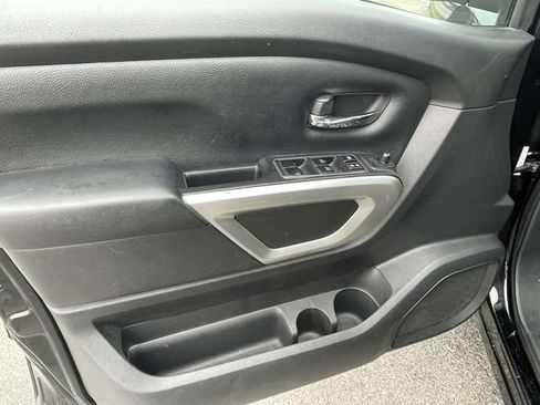 Used 2022 Nissan Titan SV image 16