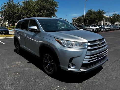 Used 2019 Toyota Highlander Plus FWD image 7