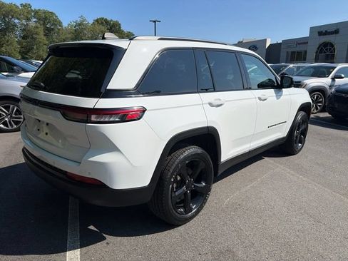 Used 2023 Jeep Grand Cherokee Altitude AWD/4WD image 6
