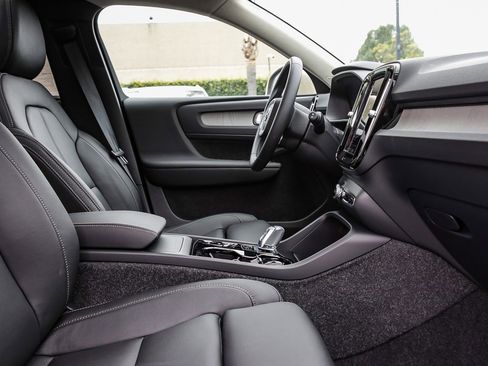 New 2025 Volvo XC40 B5 Plus w/ Climate Package image 18