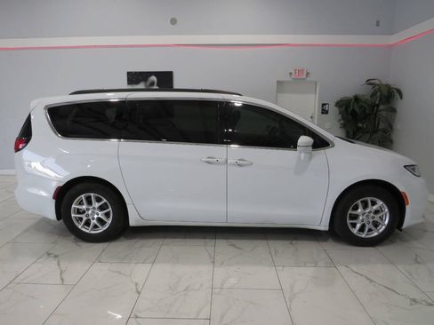 Used 2022 Chrysler Pacifica Touring-L FWD image 2