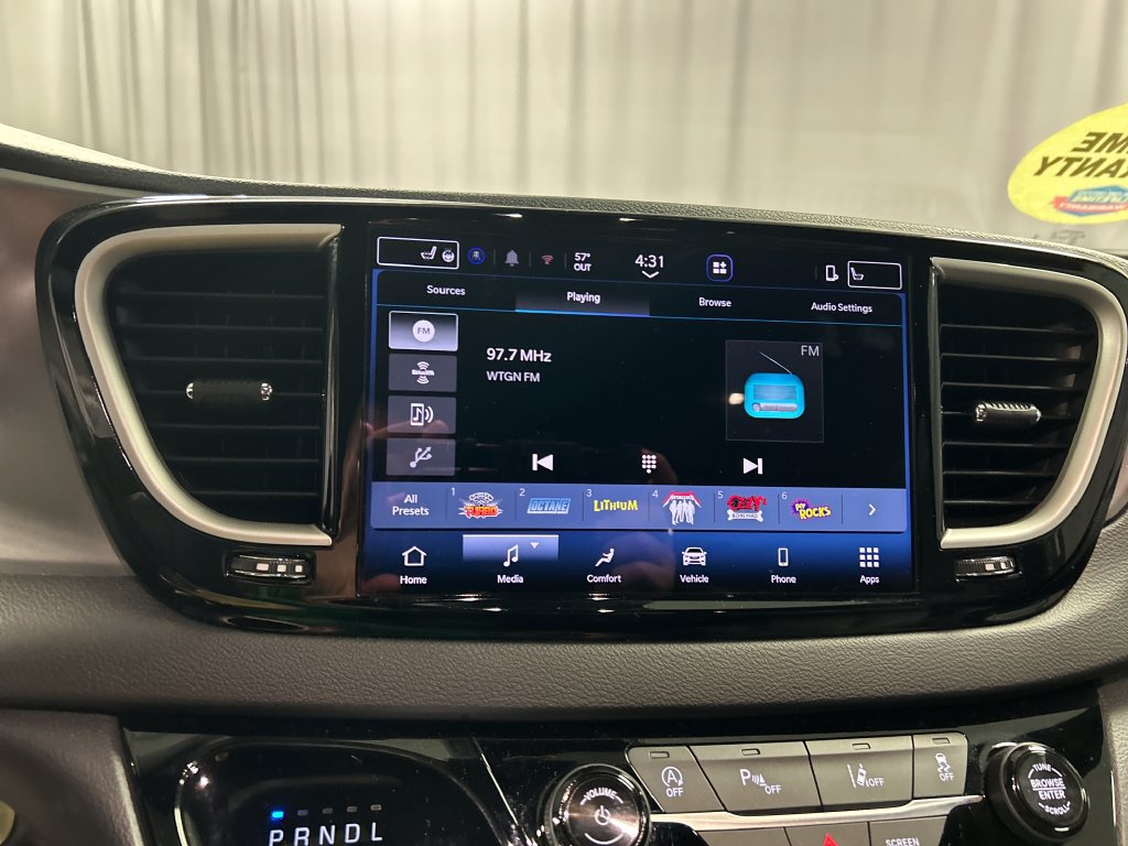 Used 2026 Chrysler Pacifica Select FWD image 17