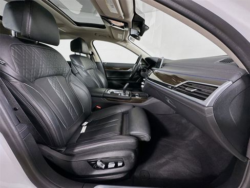 Used 2020 BMW 750i xDrive w/ Cold Weather Package image 30