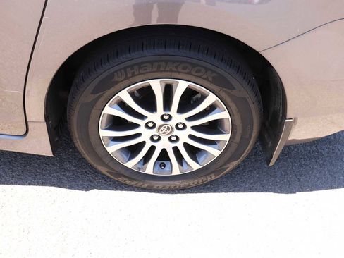 Used 2020 Toyota Sienna XLE Premium w/ Carpet Mat Package FWD image 9