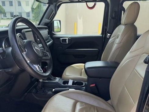 Used 2018 Jeep Wrangler Unlimited Sahara AWD/4WD image 9