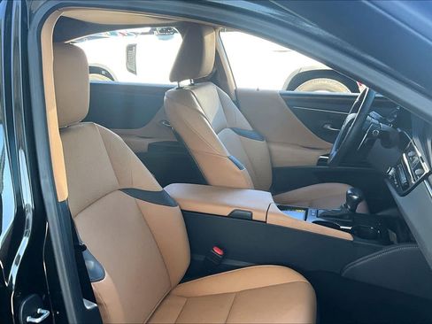 Used 2024 Lexus ES 300h w/ Premium Package image 9