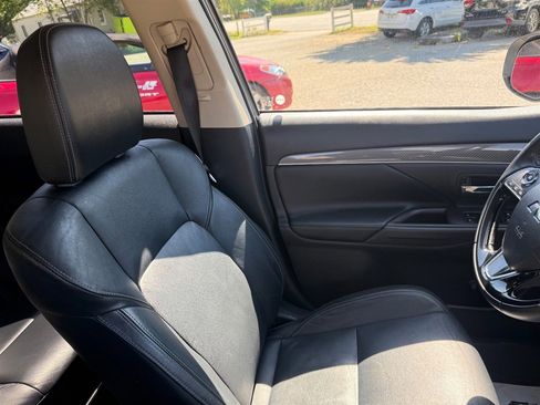 Used 2020 Mitsubishi Outlander FWD image 19