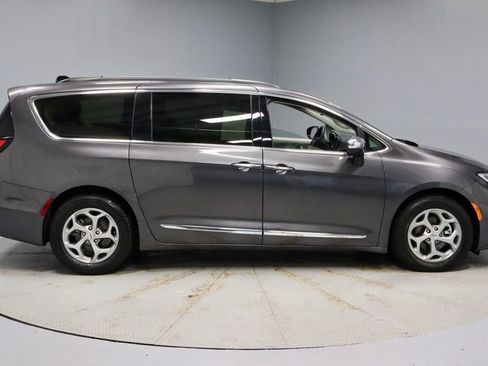 Used 2023 Chrysler Pacifica Limited FWD image 6