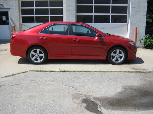 Used 2014 Toyota Camry SE w/ Moonroof Package FWD image 4