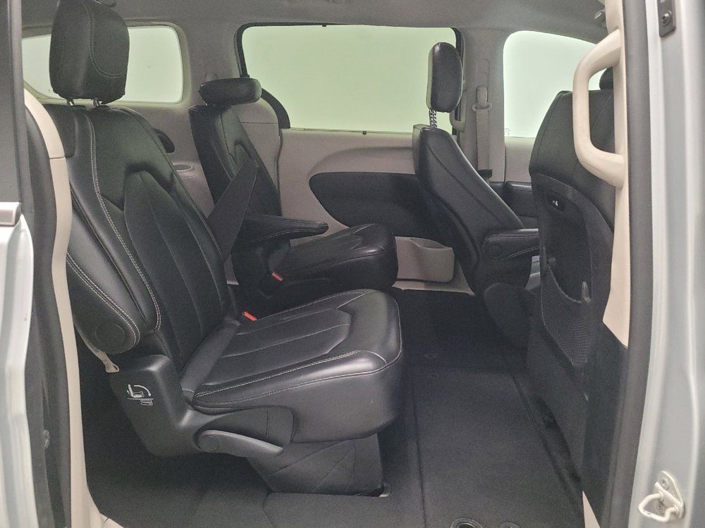 Used 2024 Chrysler Pacifica Touring-L FWD image 19