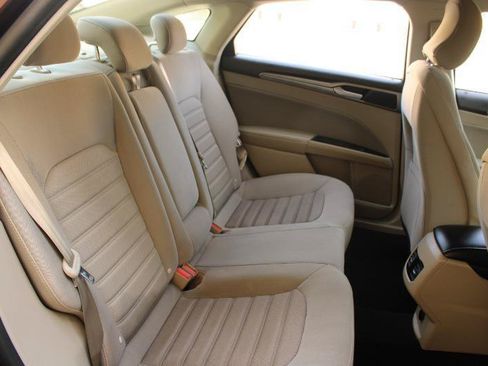 Used 2019 Ford Fusion SE FWD image 12