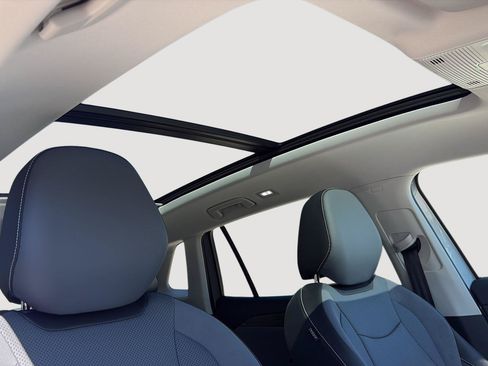 Certified 2025 Volkswagen Tiguan SE w/ Panoramic Sunroof Package AWD/4WD image 15