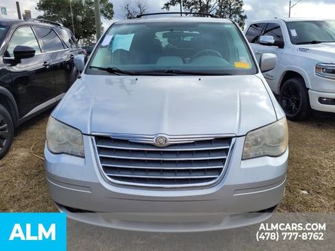 Used 2010 Chrysler Town & Country Touring image 18