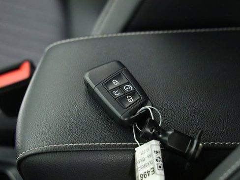 Certified 2022 Volkswagen Tiguan SE image 37