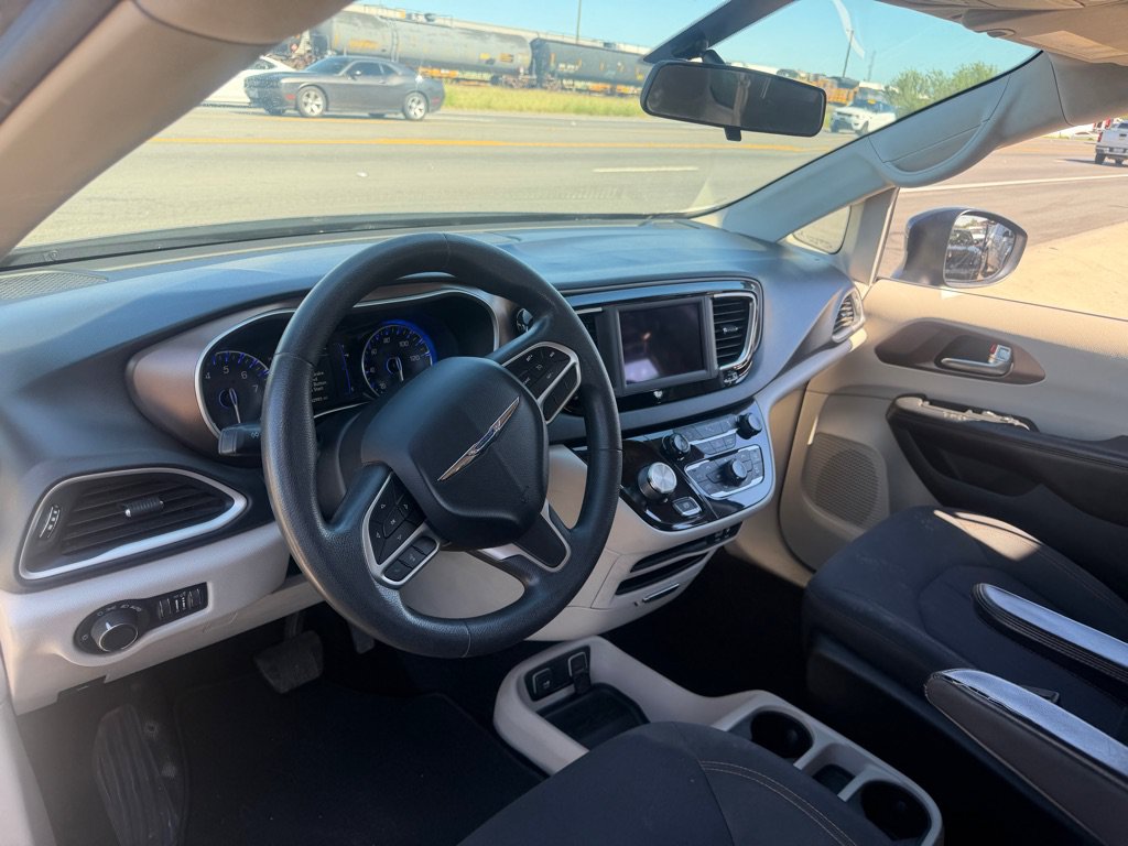 Used 2018 Chrysler Pacifica Touring FWD image 15