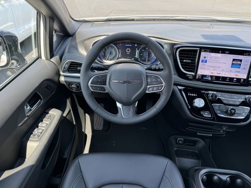 New 2026 Chrysler Pacifica Select image 13