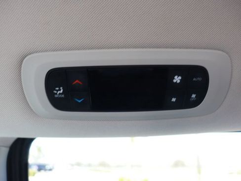 Used 2022 Chrysler Pacifica Touring-L image 25