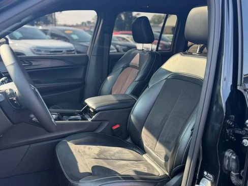 Used 2023 Jeep Grand Cherokee Altitude AWD/4WD image 12