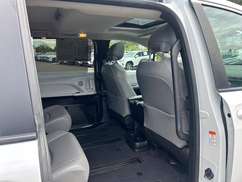 Used 2025 Toyota Sienna XLE AWD/4WD image 14