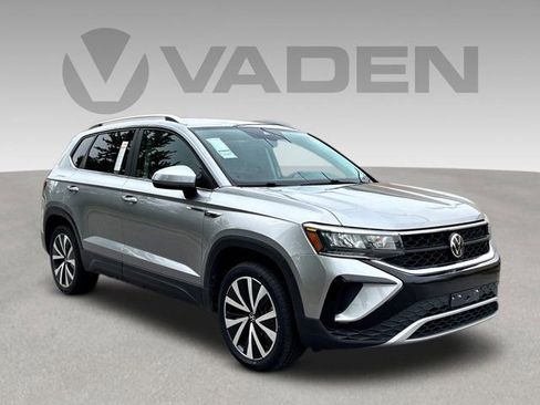 Used 2024 Volkswagen Taos SE FWD image 1