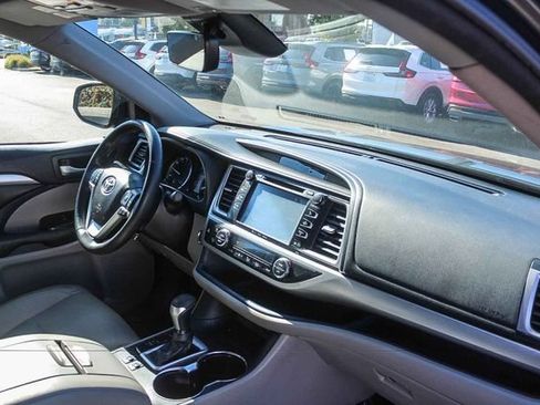 Used 2018 Toyota Highlander XLE w/ Carpet Mat Package (TMS) FWD image 21
