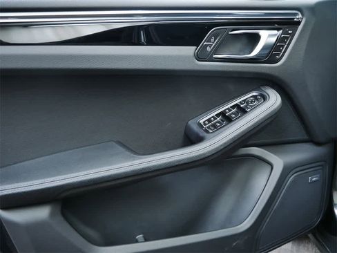 Used 2025 Porsche Macan image 11