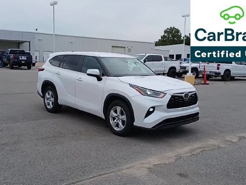 Used 2024 Toyota Highlander LE FWD image 2