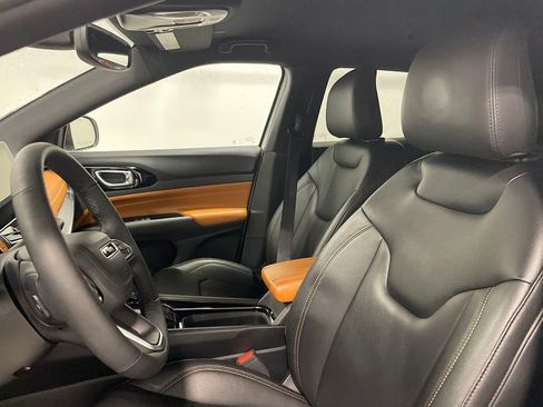 Used 2024 Jeep Compass Limited image 3