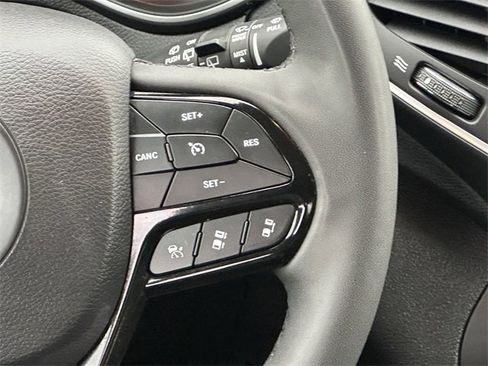 Used 2023 Jeep Cherokee Altitude Lux image 13