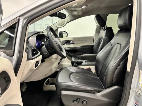Used 2023 Chrysler Pacifica Touring-L FWD image 16