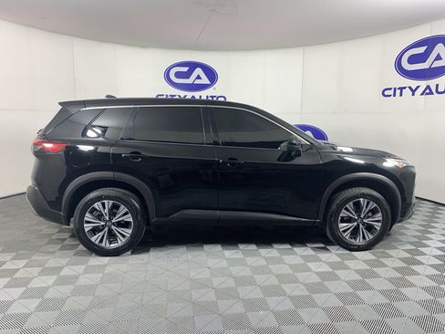 Used 2021 Nissan Rogue SV image 2
